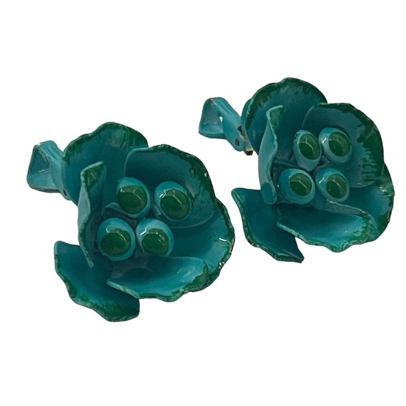 Elegant Green Floral Earrings - Picture 4 of 5
